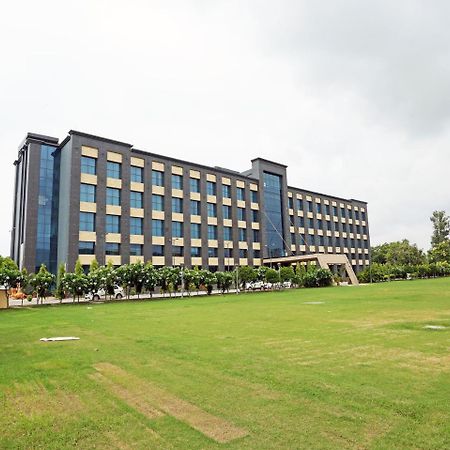 Golden Blossom Imperial Resorts Lucknow Dış mekan fotoğraf
