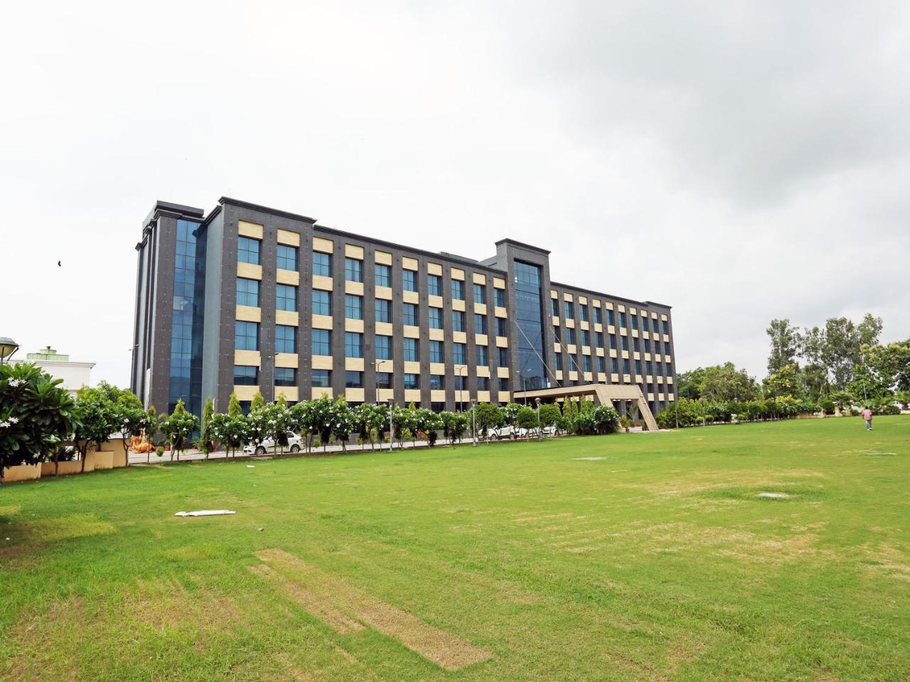 Golden Blossom Imperial Resorts Lucknow Dış mekan fotoğraf