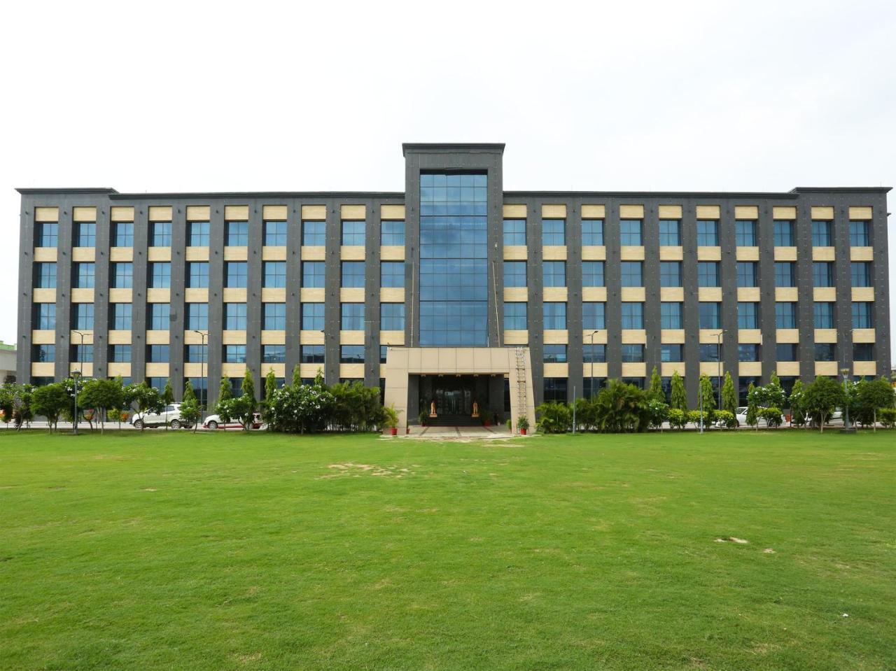 Golden Blossom Imperial Resorts Lucknow Dış mekan fotoğraf